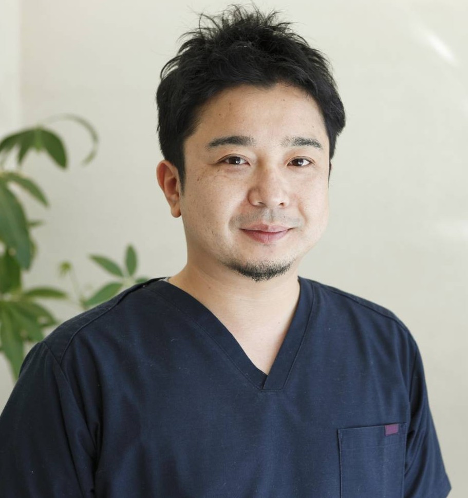 院長 / 歯学博士 内山偉誠
